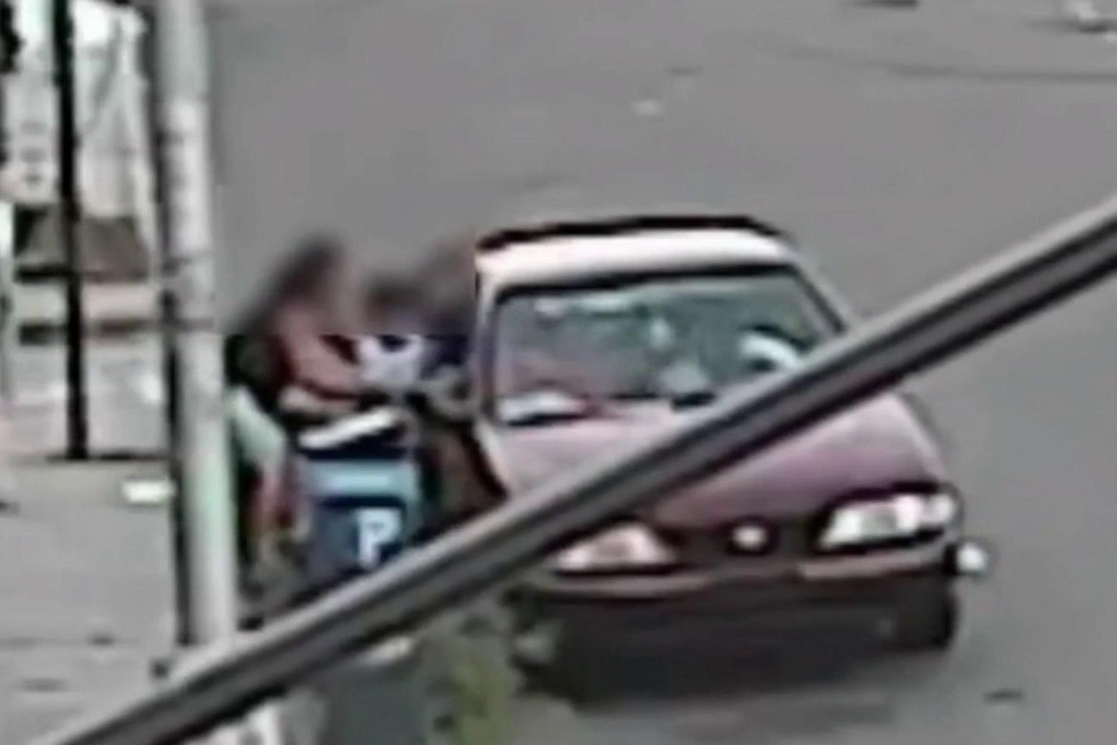 Me cuu con trai 5 tuoi trong tay bon bat coc o New York hinh anh