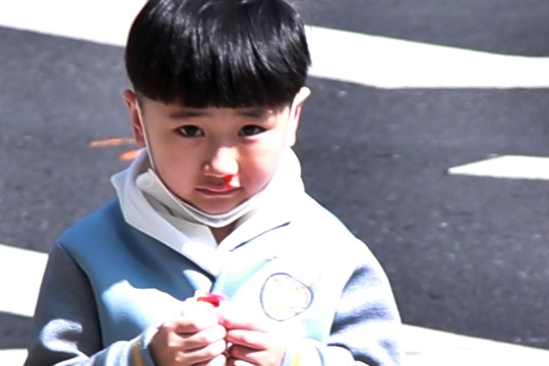 Hanh dong cua nguoi la khi thay tre bat ngo chay mau mui hinh anh