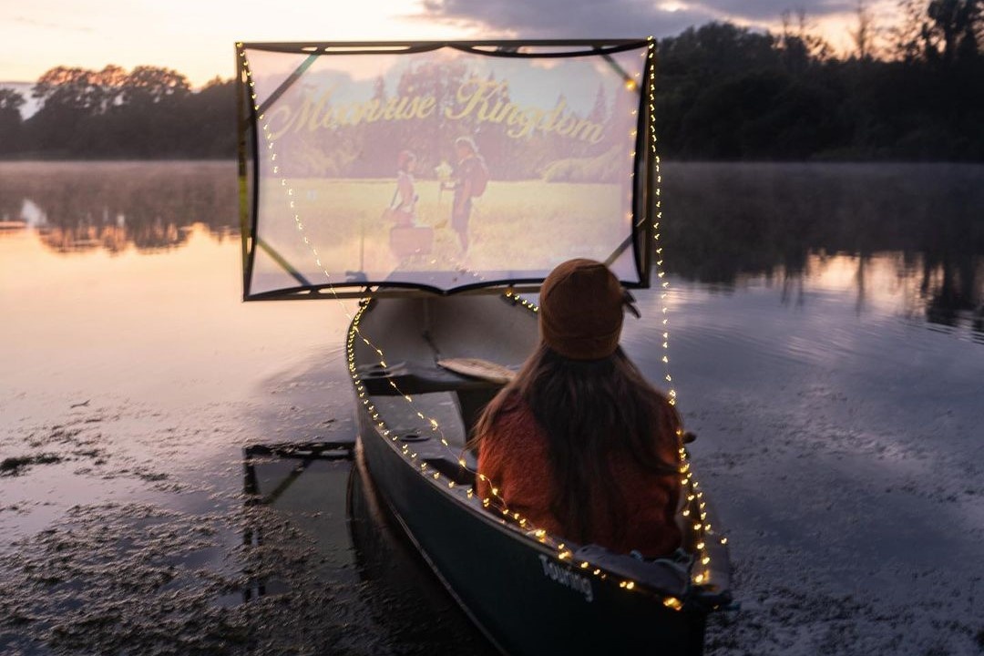 Vo chong nguoi Anh dung rap chieu phim mini tren chiec xuong hinh anh