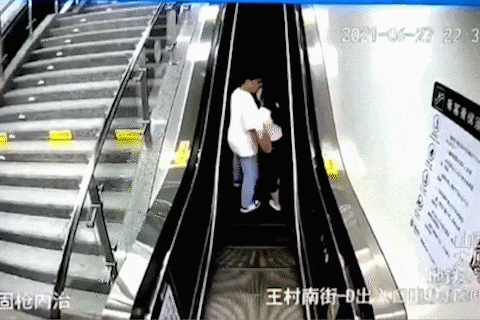 Doi tinh nhan Trung Quoc nga o thang cuon khi dang hon nhau hinh anh