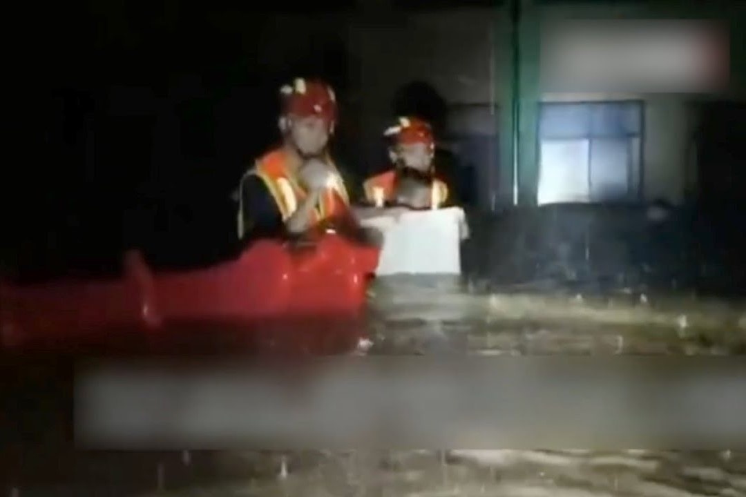 Giai cuu 150 tre va giao vien mac ket trong nuoc lu o Trung Quoc hinh anh