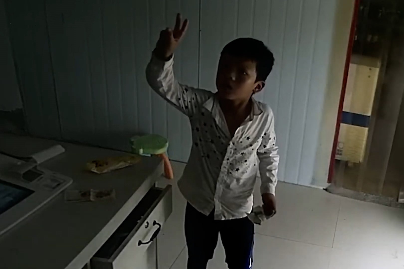 Khong thay nguoi ban hang, hai cau be van tra tien mua nuoc hinh anh