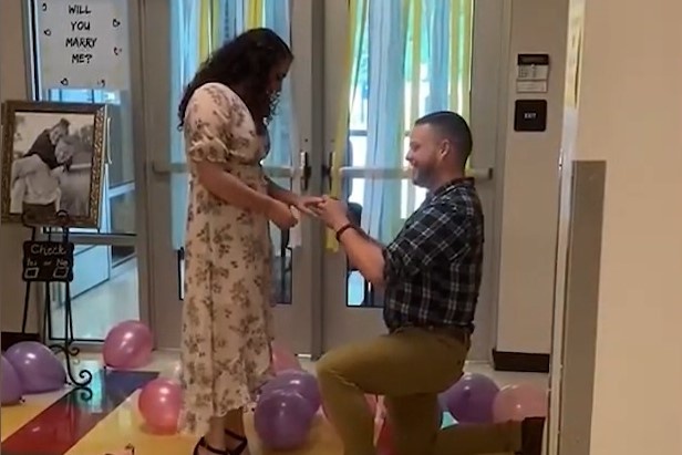 Thay cau hon co giao voi su giup do cua hoc sinh toan truong hinh anh