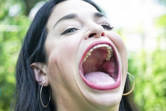 Nguoi phu nu co mieng rong nhat the gioi hinh anh