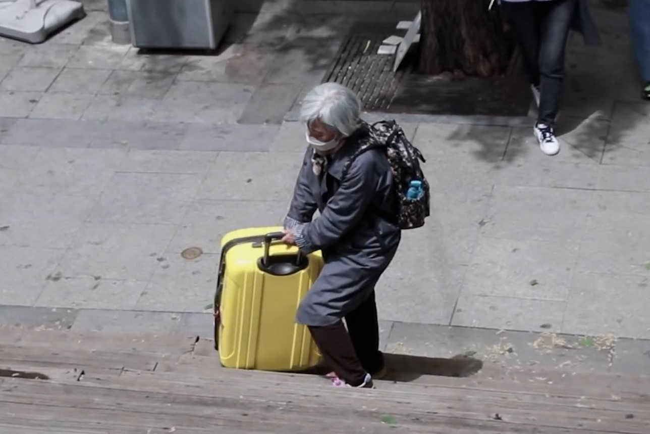 Phan ung cua nguoi la khi thay ba cu mang vac nang hinh anh