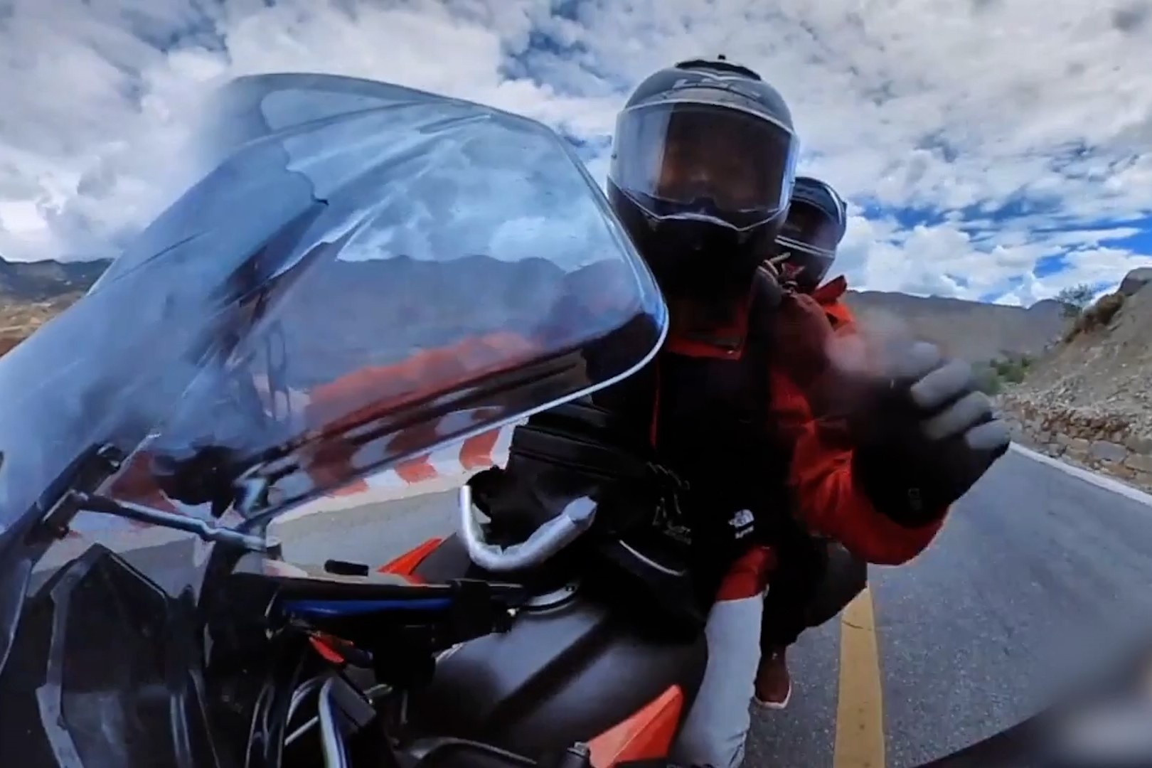 Con trai va me di phuot bang motor 31 ngay o Trung Quoc hinh anh