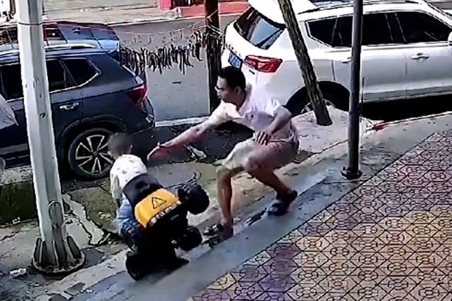 Cha nhanh tay do con trai bi truot nga o Trung Quoc hinh anh