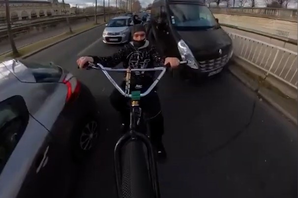 Chang trai nguoi Phap lai xe dap dieu luyen hinh anh