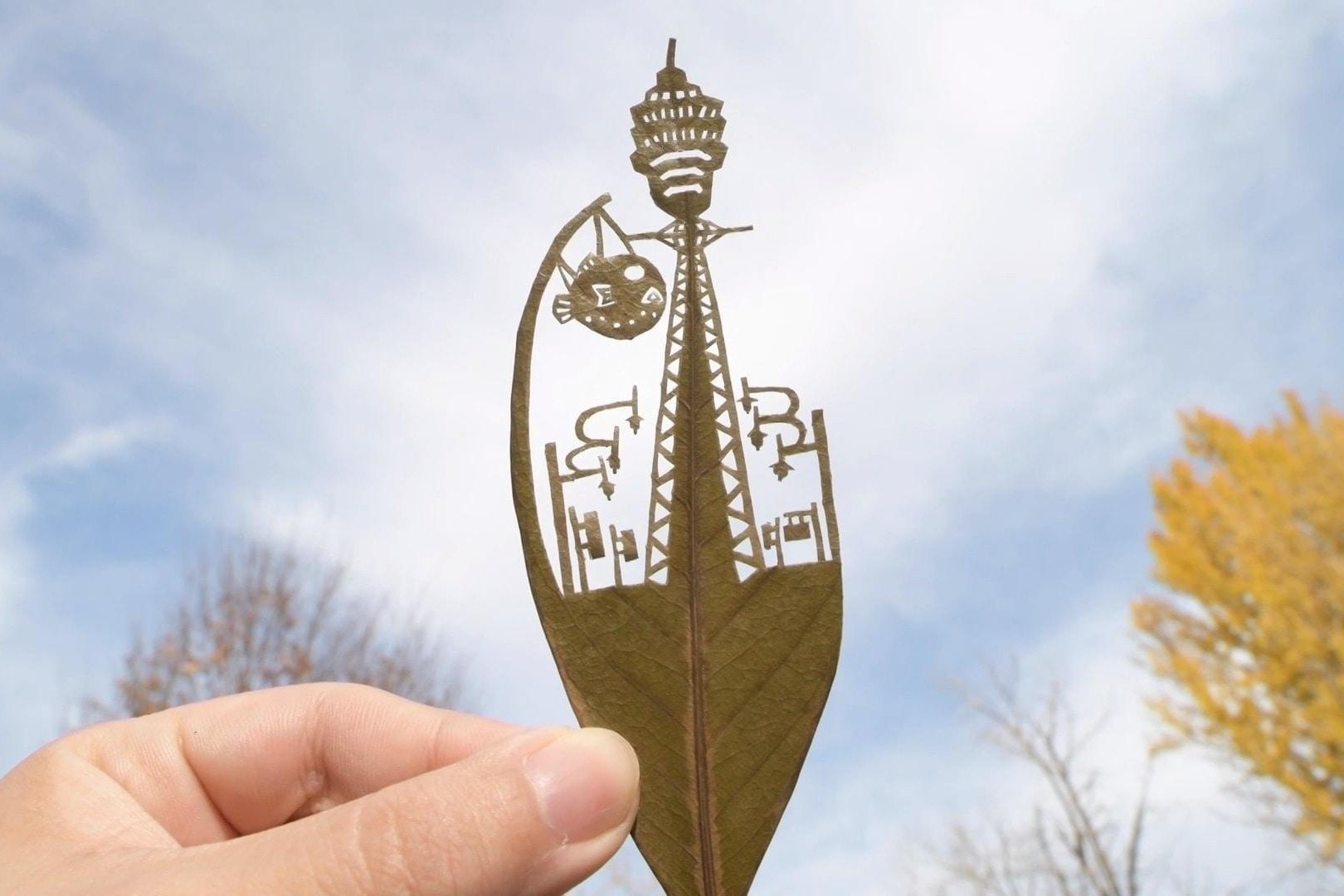 Chang trai Nhat noi tieng voi tai dieu khac tren la cay hinh anh