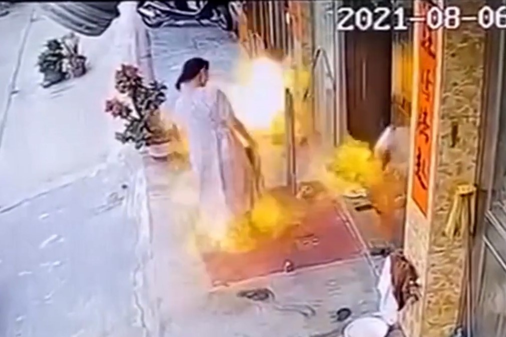 Hai me con o Trung Quoc bi bat lua khi nuong muc hinh anh