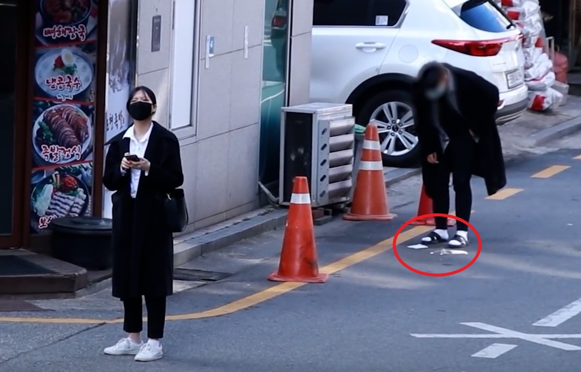 Phan ung cua nguoi la o Han Quoc khi thay co gai danh roi bang ve sinh hinh anh