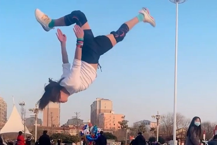 Chang trai Trung Quoc noi tieng voi ky nang nhao lon hinh anh