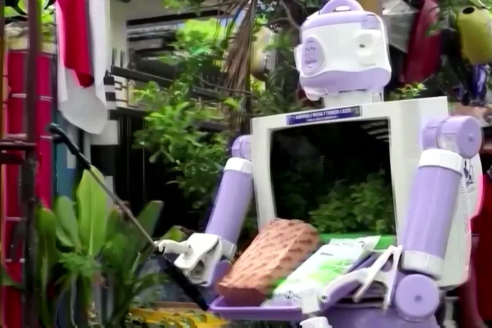 Robot giao thuc an cho nguoi cach ly o Indonesia hinh anh