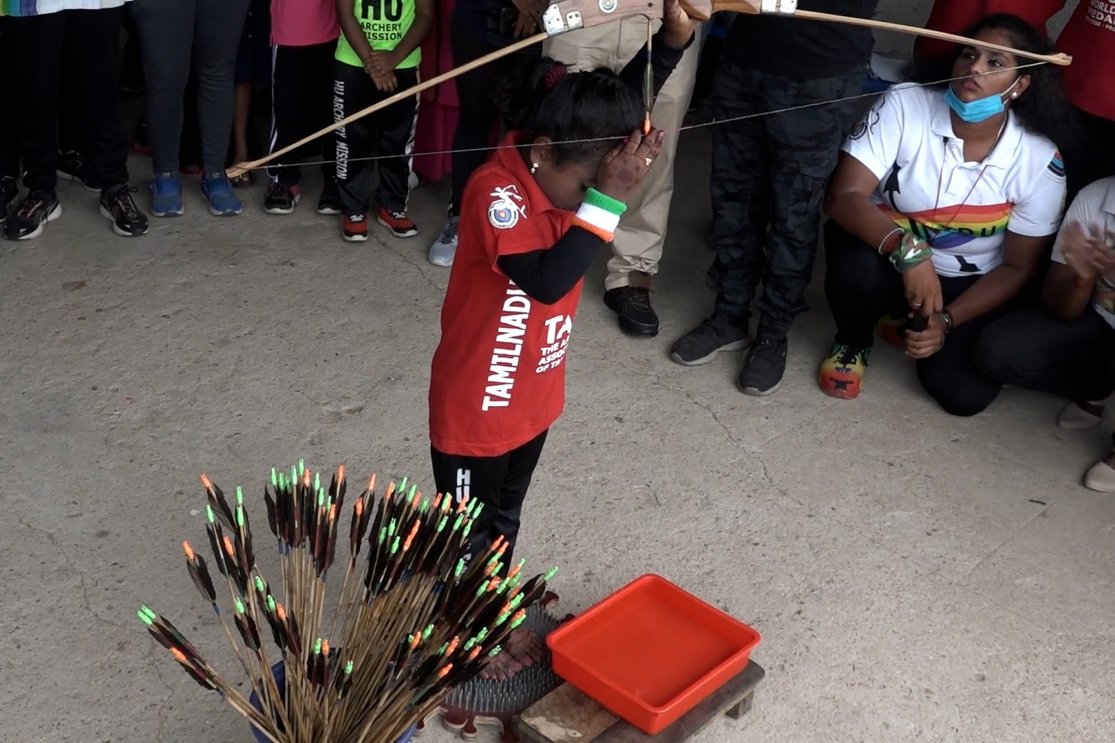 Be gai lap ky luc ban ten khi dang dung tren ban dinh hinh anh