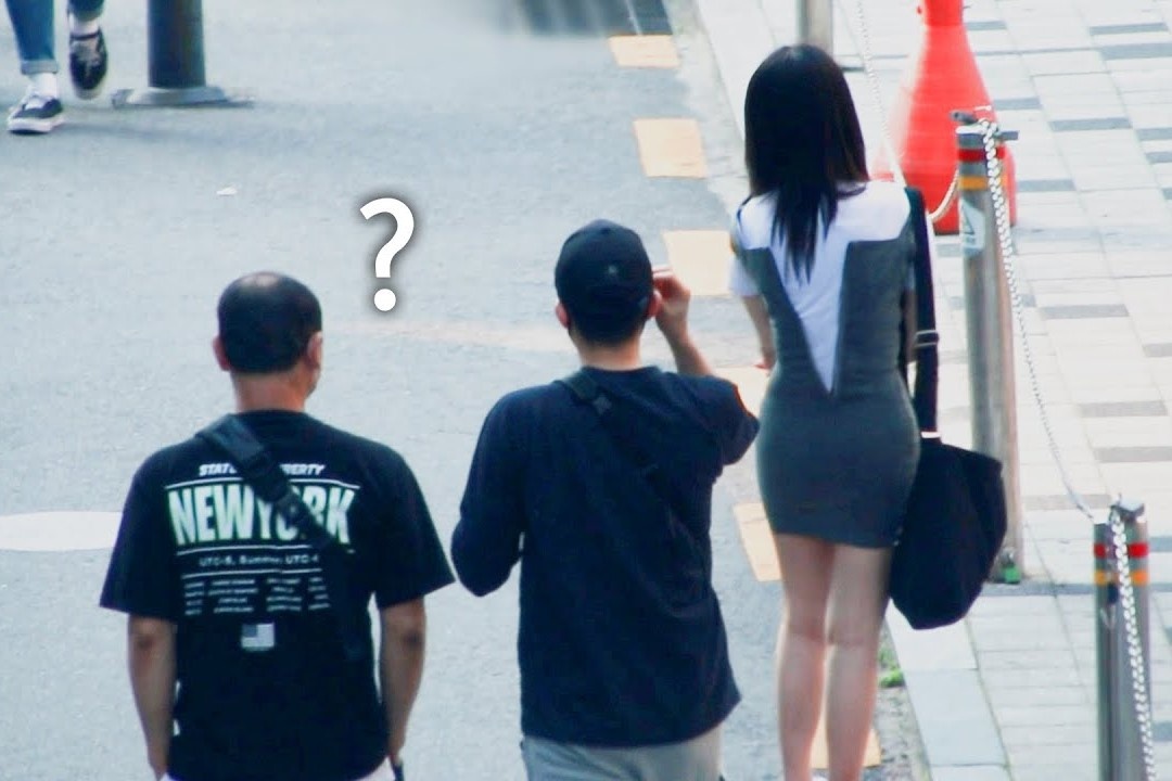 Phan ung cua nguoi Han Quoc khi thay phu nu chua keo khoa ao hinh anh