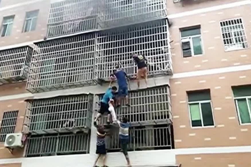 Giai cuu hai be gai khoi dam chay o Trung Quoc hinh anh