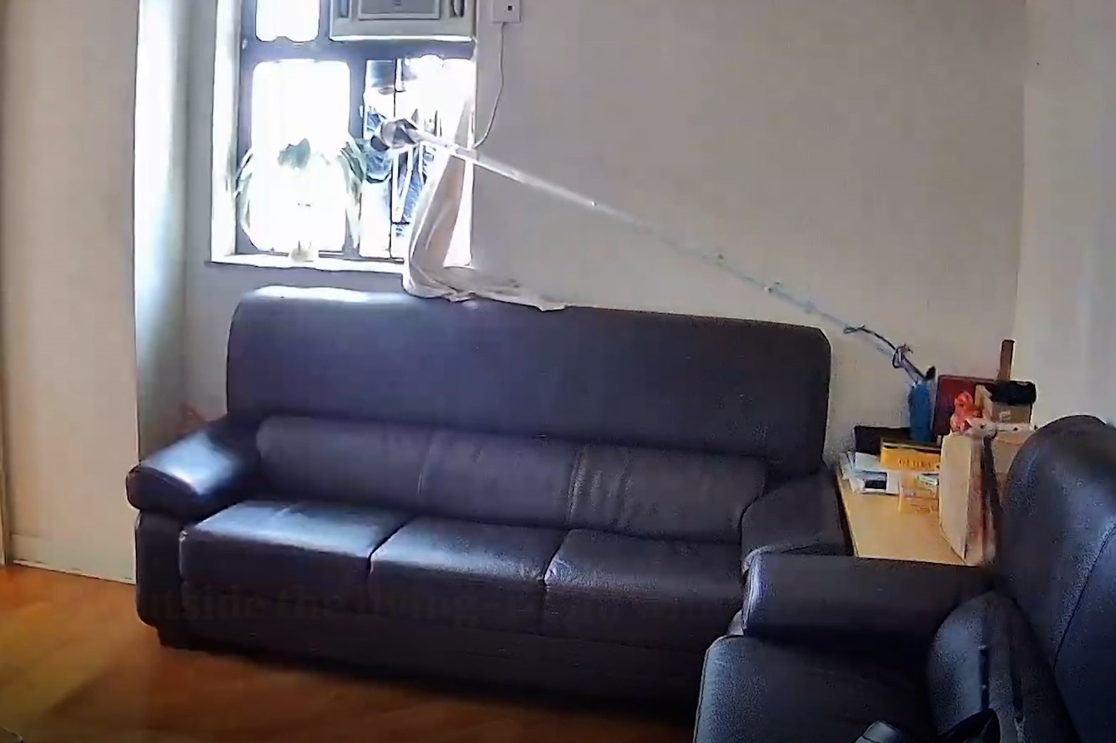 Treo len can ho tang 10 de an trom o Hong Kong hinh anh