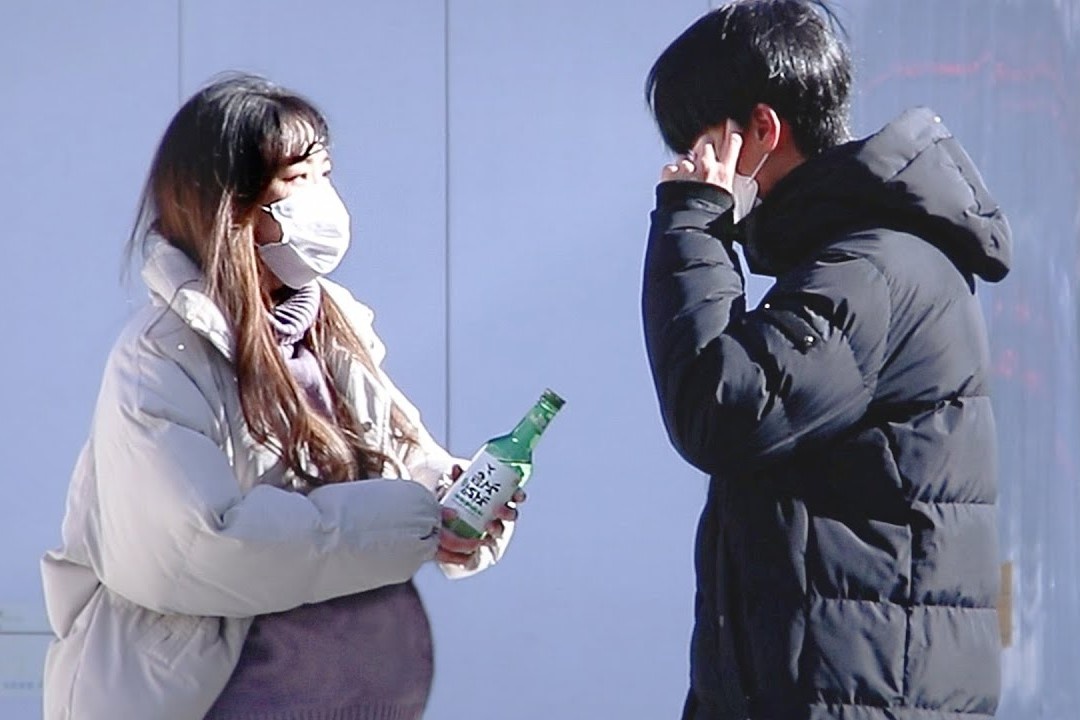 Phan ung cua nguoi Han khi thay phu nu mang bau uong ruou hinh anh