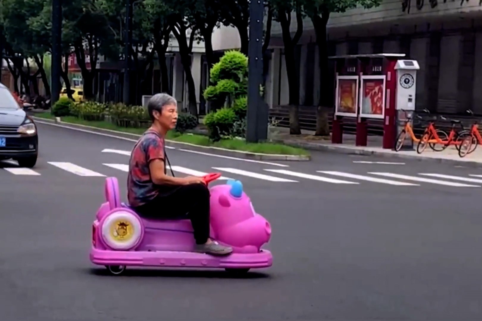 Nguoi phu nu o Trung Quoc lai oto dien do choi ra pho hinh anh