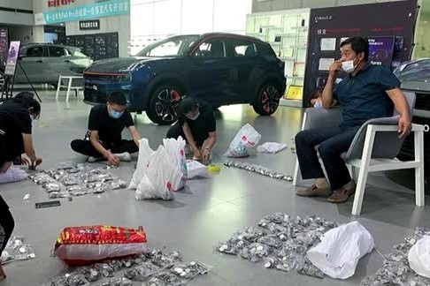 Ong bo Trung Quoc cam 17 bich tien xu di mua oto cho con trai hinh anh