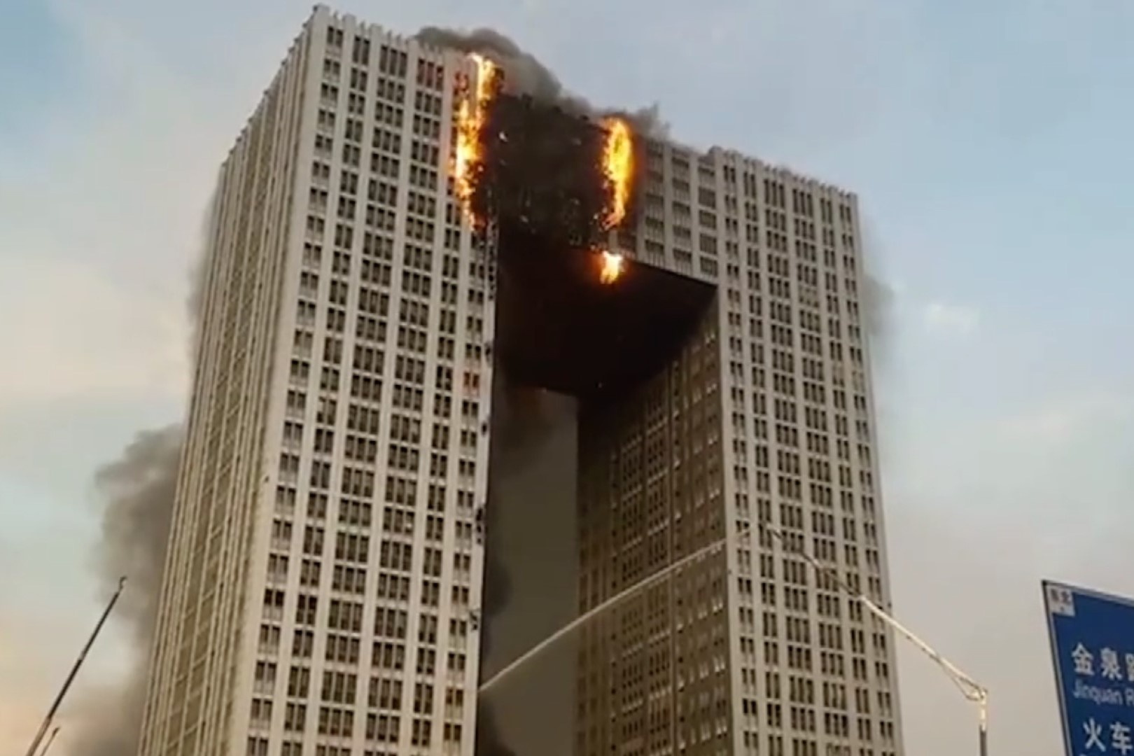 Toa chung cu 27 tang boc chay o Trung Quoc hinh anh