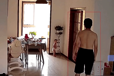 Ong bo kip thoi cuu con gai khoi bi chau cay roi vao dau hinh anh