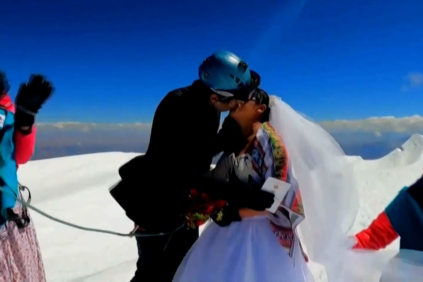 Cap doi ket hon tren dinh nui cao hon 6.000 m hinh anh