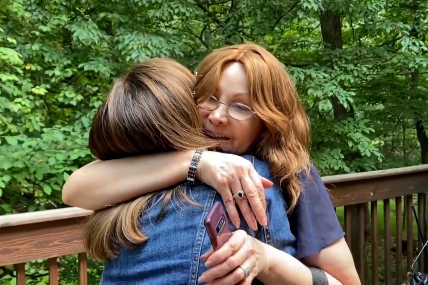 Con gai gay bat ngo cho me sau 2 nam xa cach vi Covid-19 hinh anh