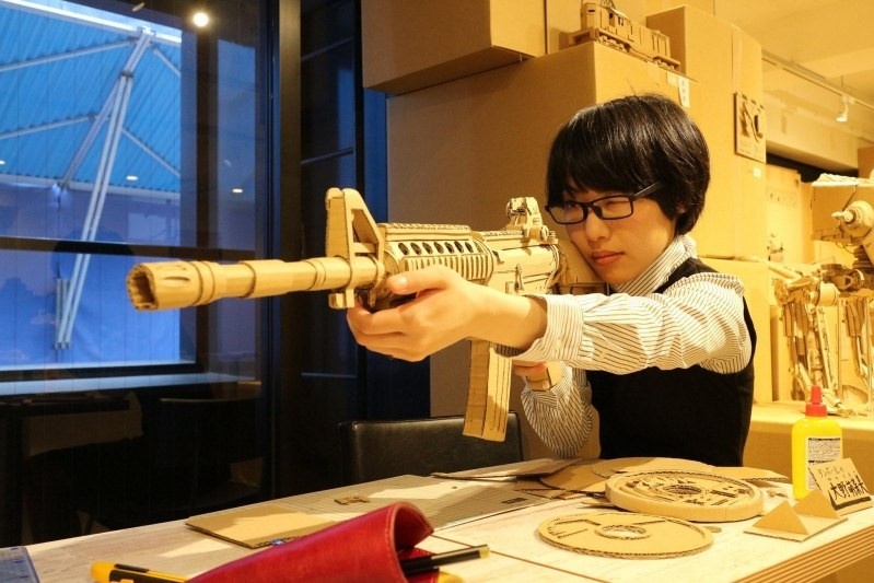 Bien bia carton thanh tac pham nghe thuat hinh anh