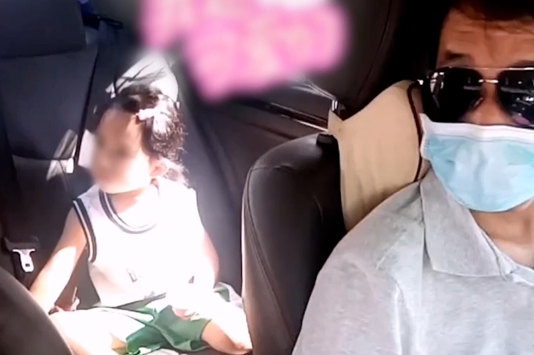 Khong the cho con di hoc, bo dua be 4 tuoi di lam cung moi ngay hinh anh