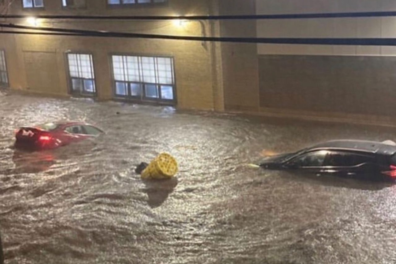 Oto mac ket hang loat trong nuoc lu o New York hinh anh