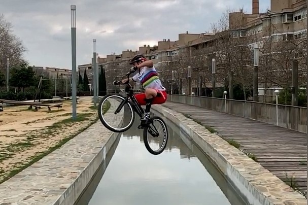 Noi tieng voi tai di xe dap dang kinh ngac hinh anh