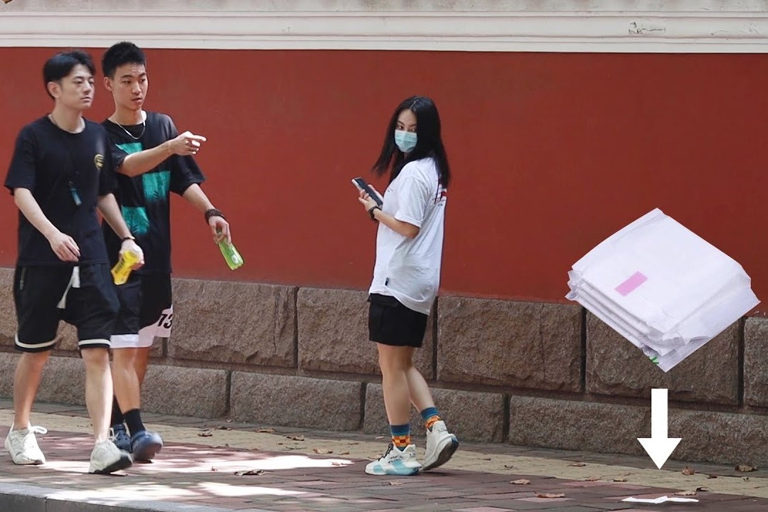 Phan ung cua nguoi la o Hong Kong khi thay co gai lam roi bang ve sinh hinh anh