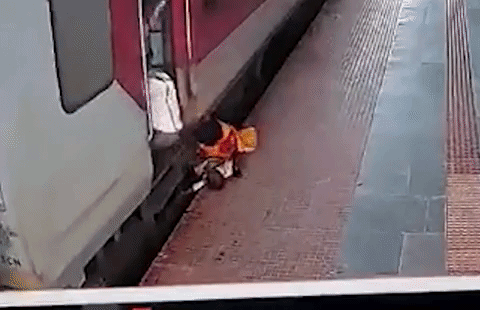 Hai me con bi keo duoi gam xe lua o An Do hinh anh