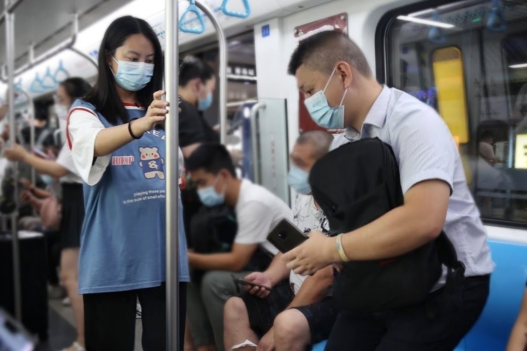 Phan ung cua nguoi la khi thay ba bau tren tau dien ngam o Hong Kong hinh anh
