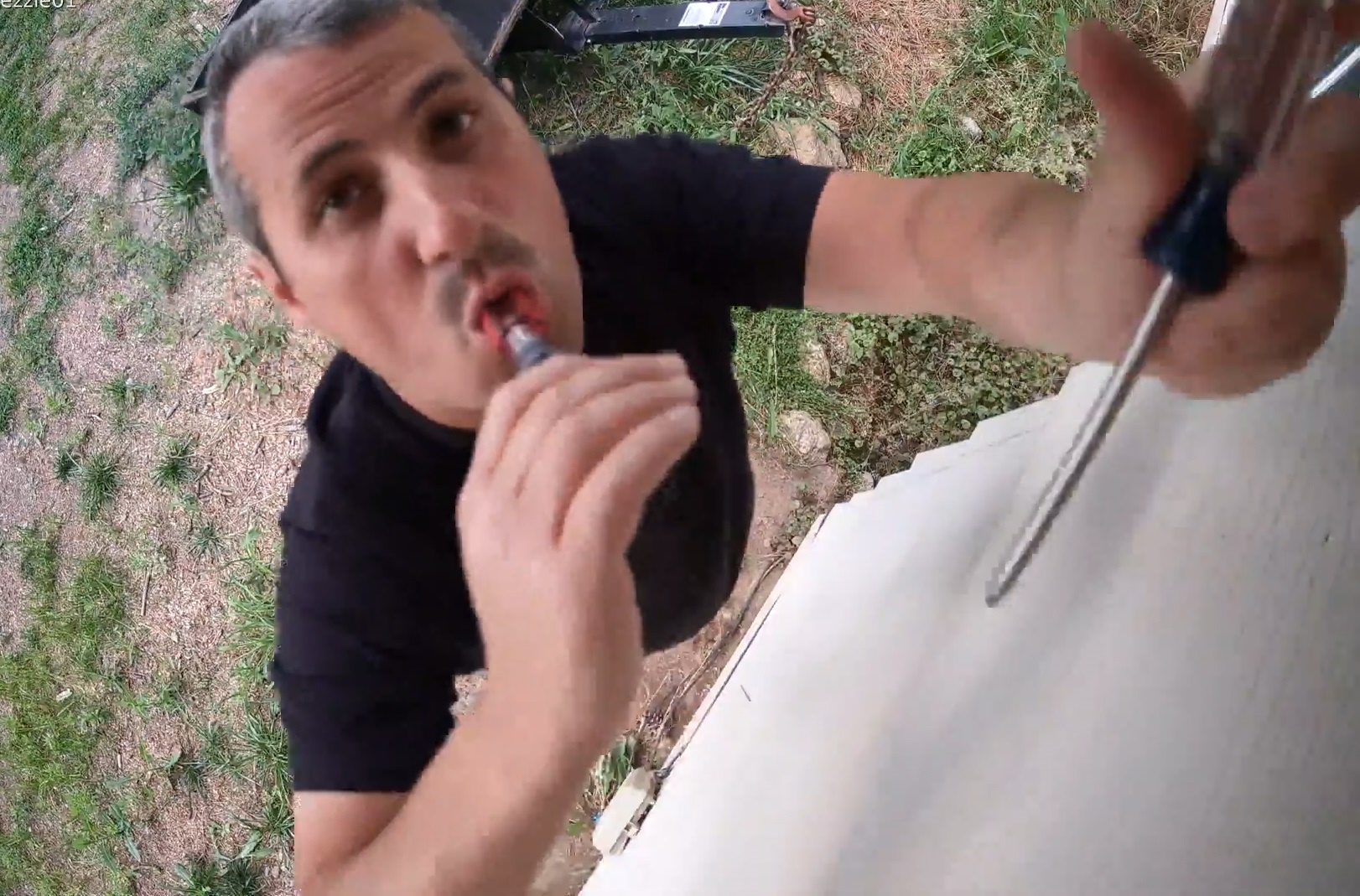 Nguoi dan ong gap tai nan khi dang lap camera truoc cua hinh anh