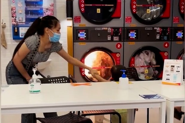 Me keo con khoi chiec may say quan ao boc chay o Thai Lan hinh anh