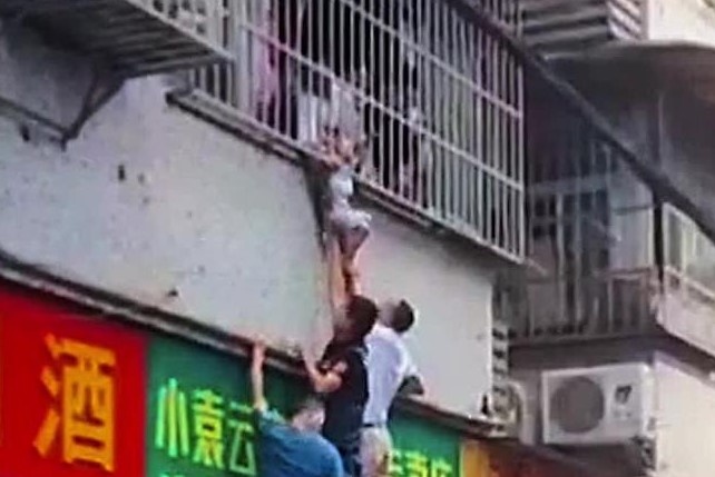 Giai cuu be trai bi ket dau vao song sat cua so o Trung Quoc hinh anh