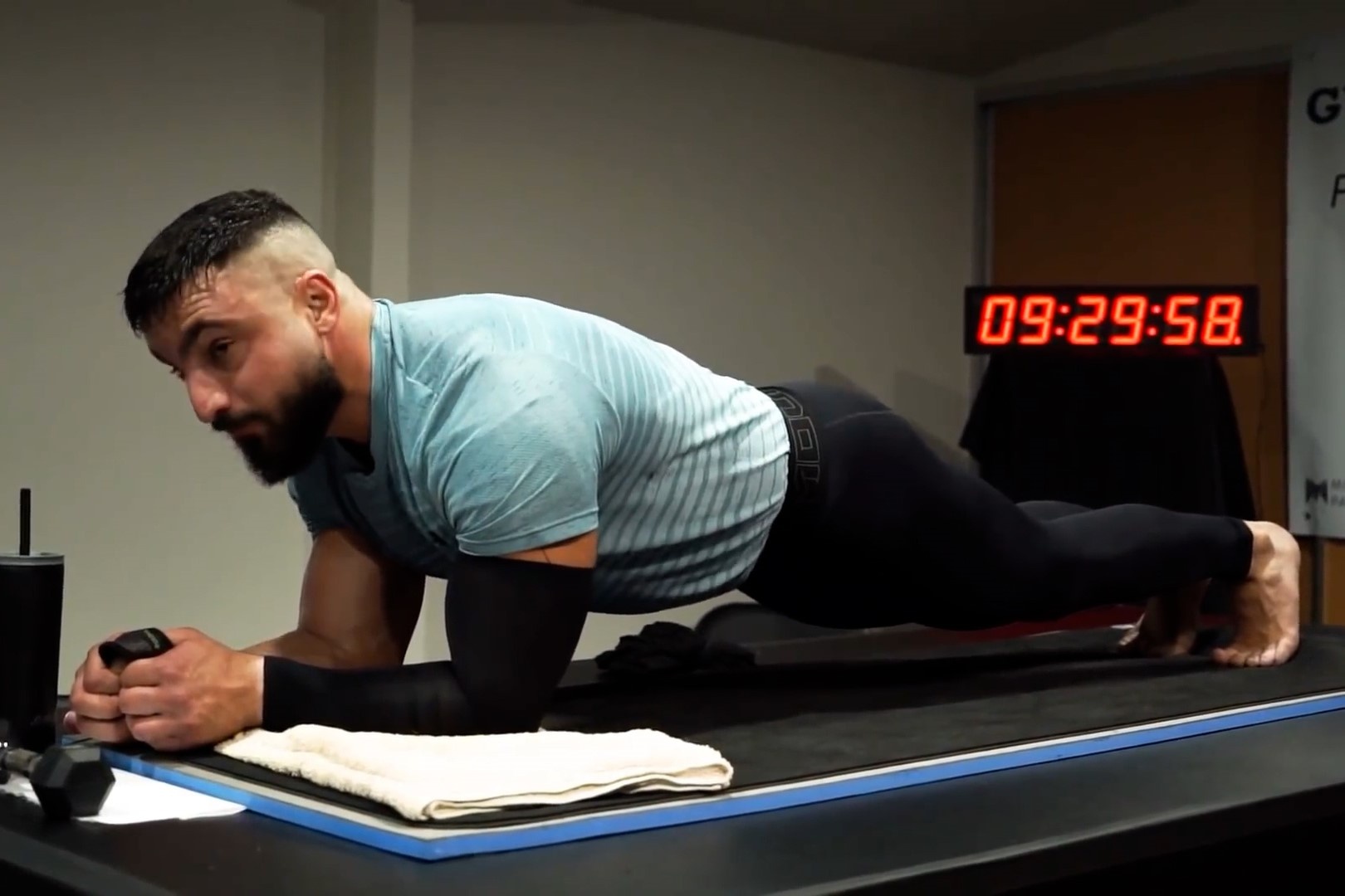 Lap ky luc plank hon 9 tieng, lau nhat the gioi hinh anh