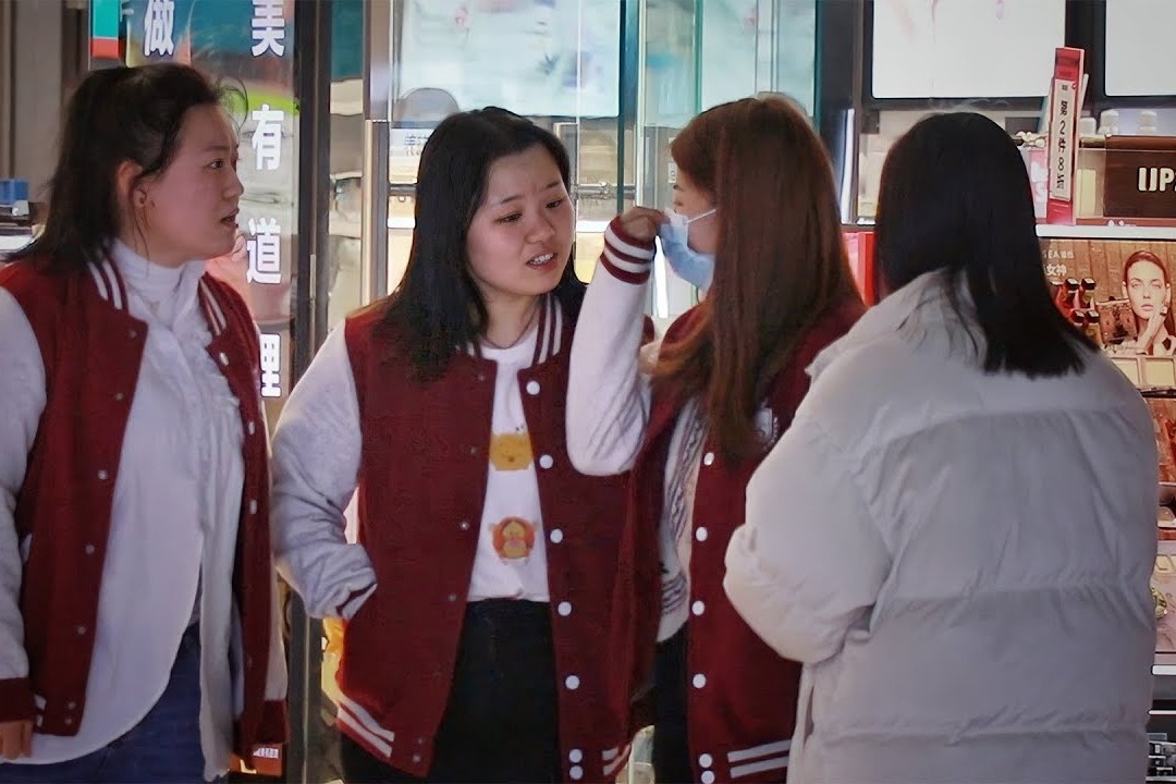 Phan ung cua nguoi Trung Quoc khi mot co gai la nho mua bao cao su hinh anh