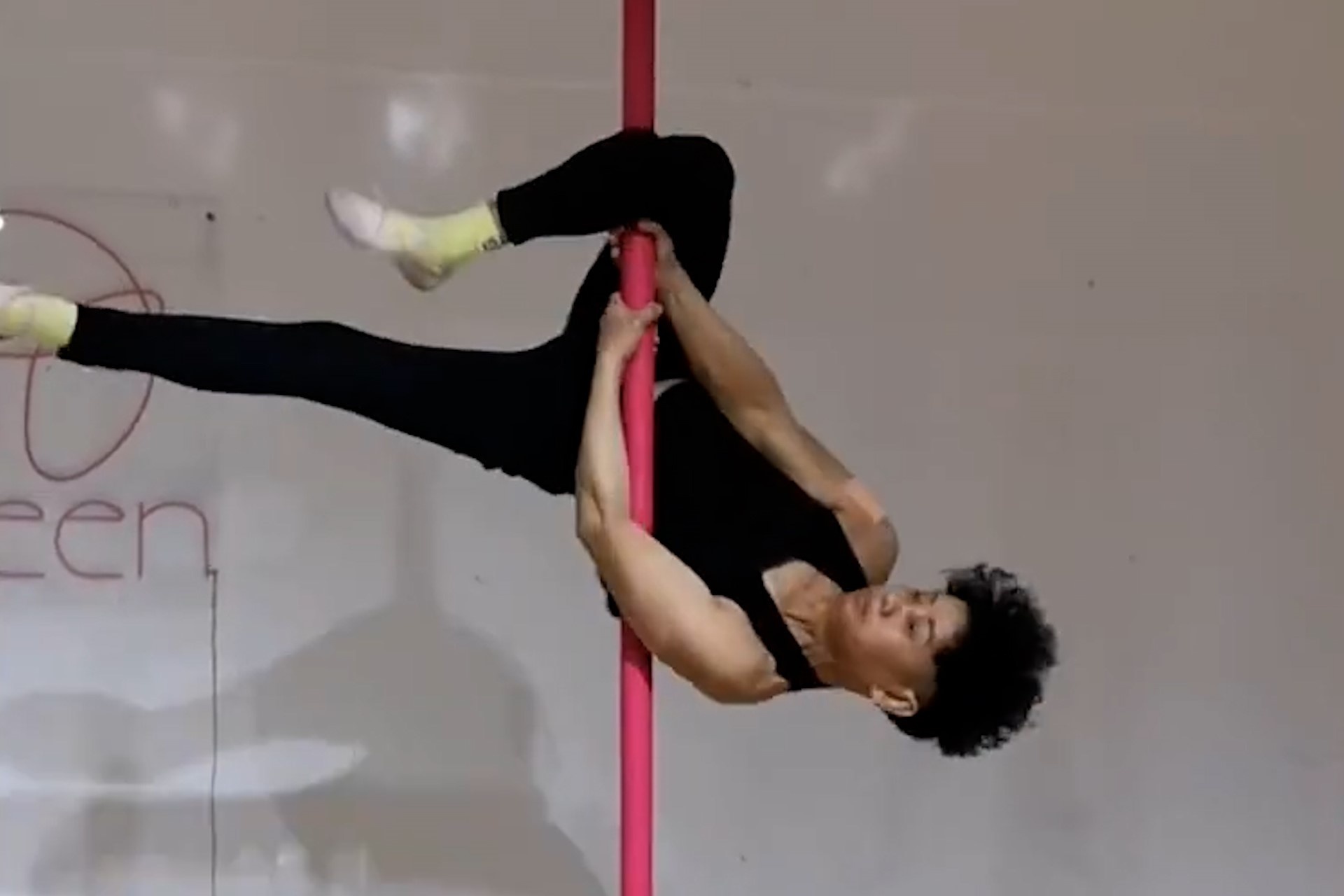 Nguoi dan ong 72 tuoi mua cot dieu luyen hinh anh