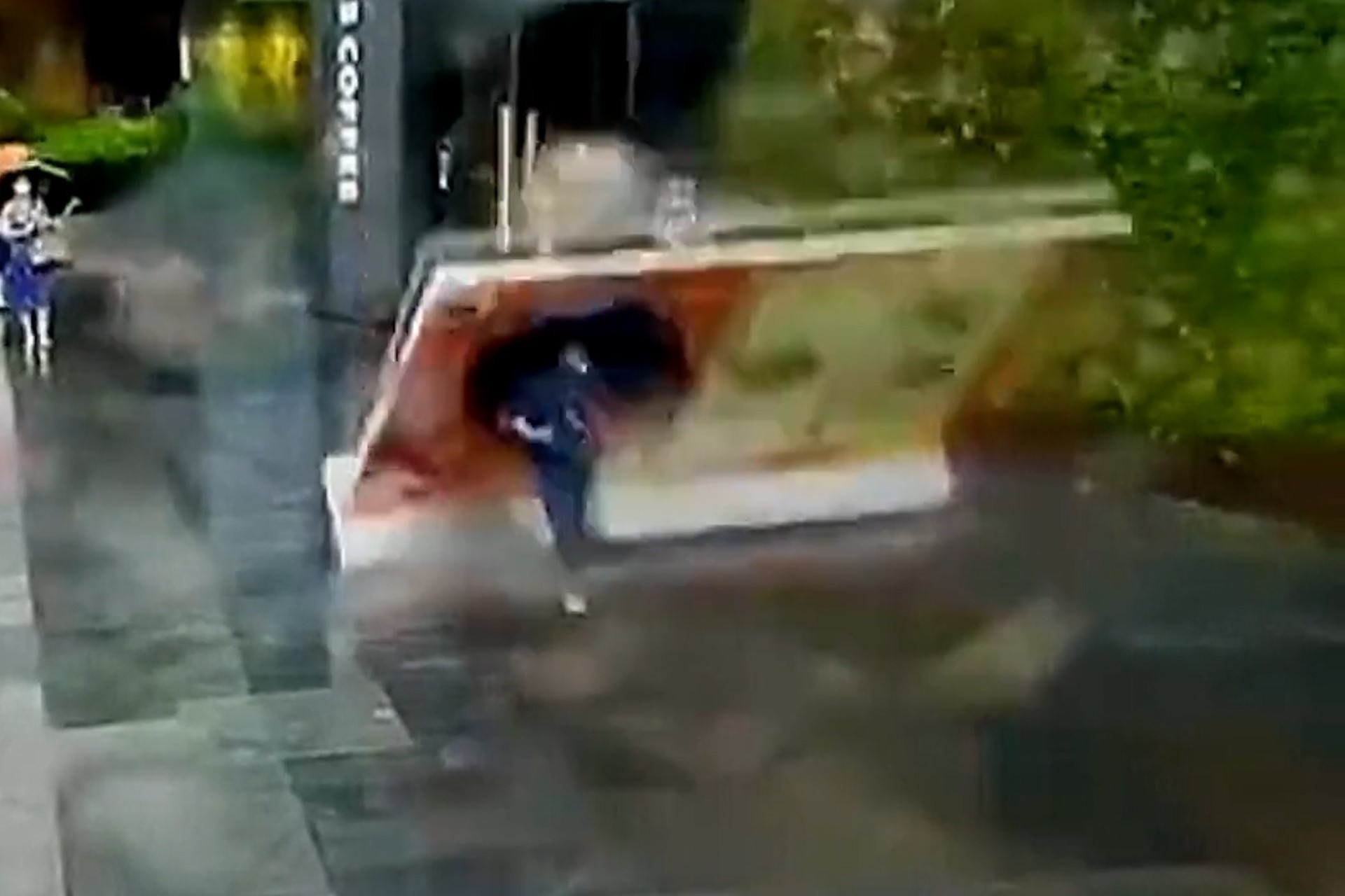 Bang hieu bi gio thoi, do sap vao mot nguoi phu nu o Trung Quoc hinh anh