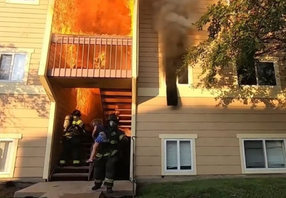 Linh cuu hoa My xong vao dam chay cuu 4 nguoi hinh anh