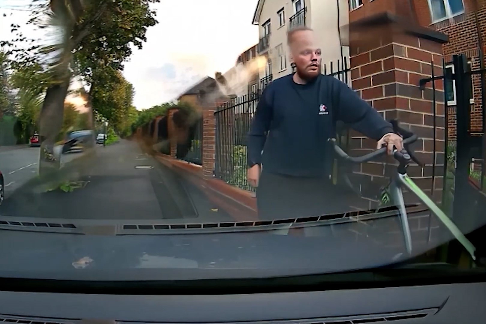 Nguoi dan ong duoi theo, chan dau ten cuop o Anh hinh anh