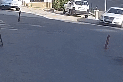 Xe noi lao xuong doc, suyt va cham voi oto o Tho Nhi Ky hinh anh