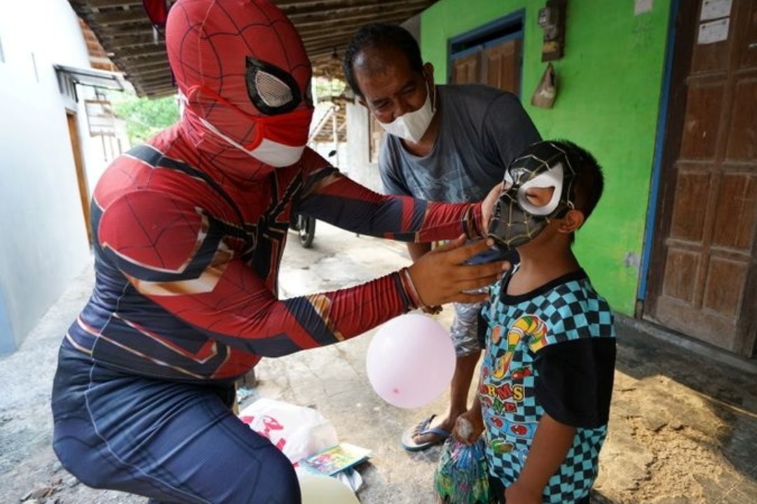 Nguoi Nhen dem lai niem vui cho tre em bi cach ly hinh anh