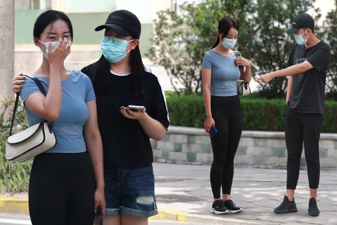 Phan ung cua nguoi Trung Quoc khi thay co gai mac quan yoga bi si nhuc hinh anh