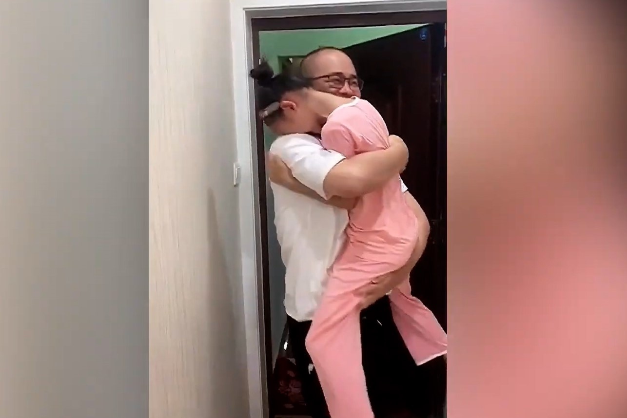 Be gai Trung Quoc bat khoc khi thay ba ve nha vao ngay Tet thieu nhi hinh anh