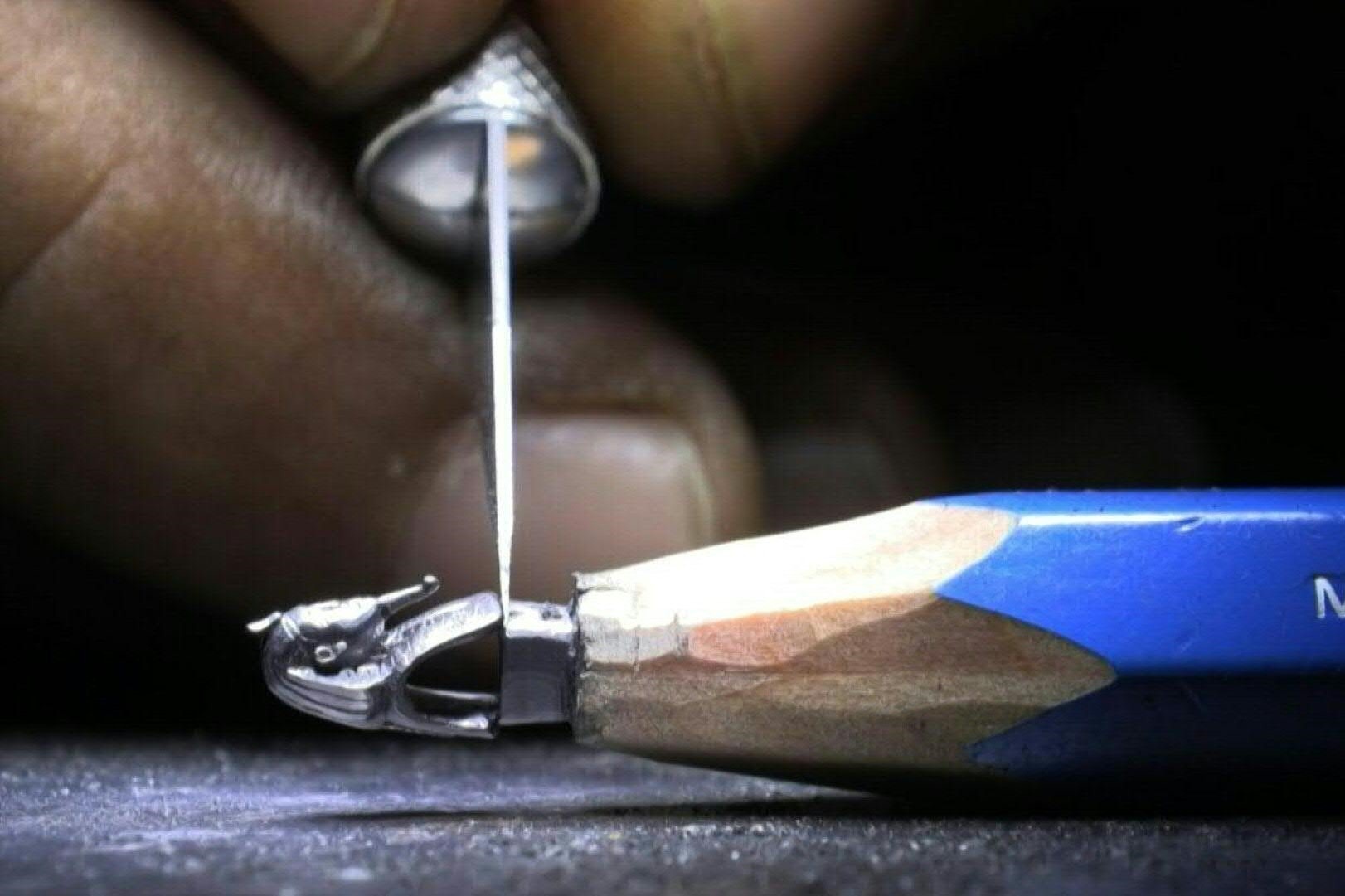 Tac pham dieu khac Pharaoh tinh xao tren dau but chi hinh anh