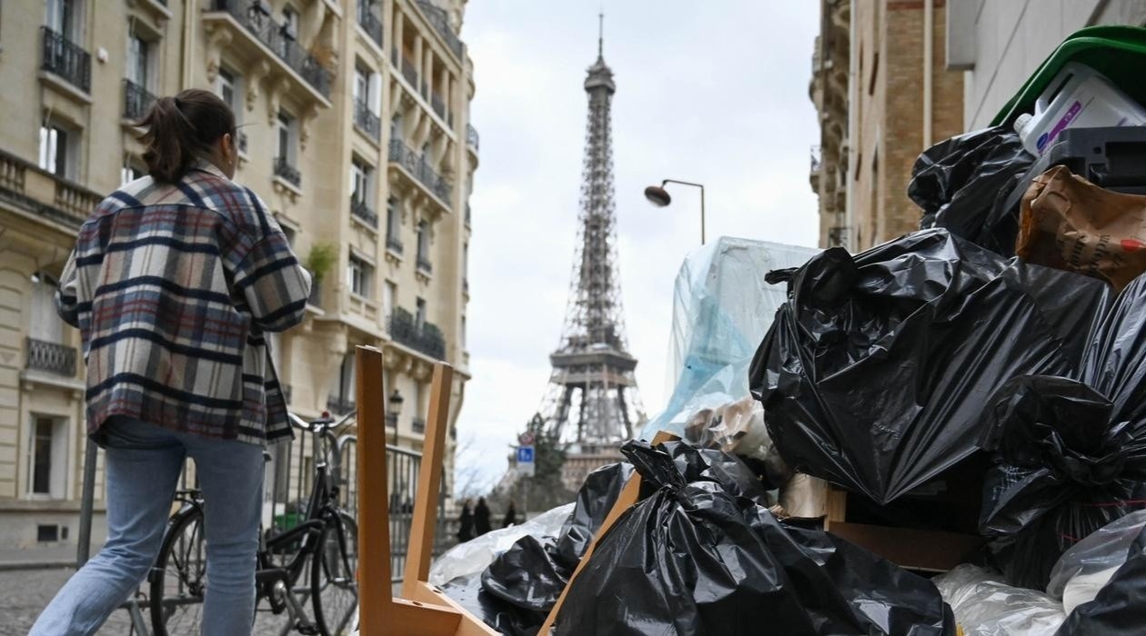Dieu du khach can biet khi Paris ngap trong nui rac hinh anh